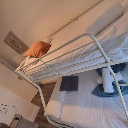 Eyre Square Lane Budget Rooms กัลเวย์ ภายนอก รูปภาพ