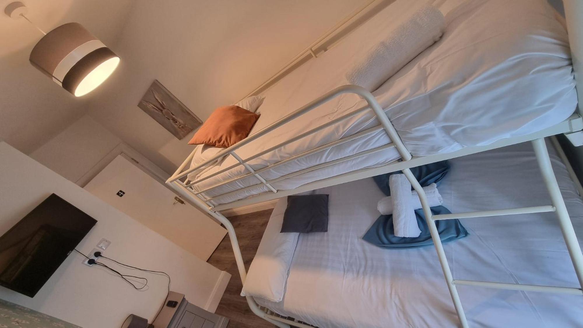 Eyre Square Lane Budget Rooms กัลเวย์ ภายนอก รูปภาพ
