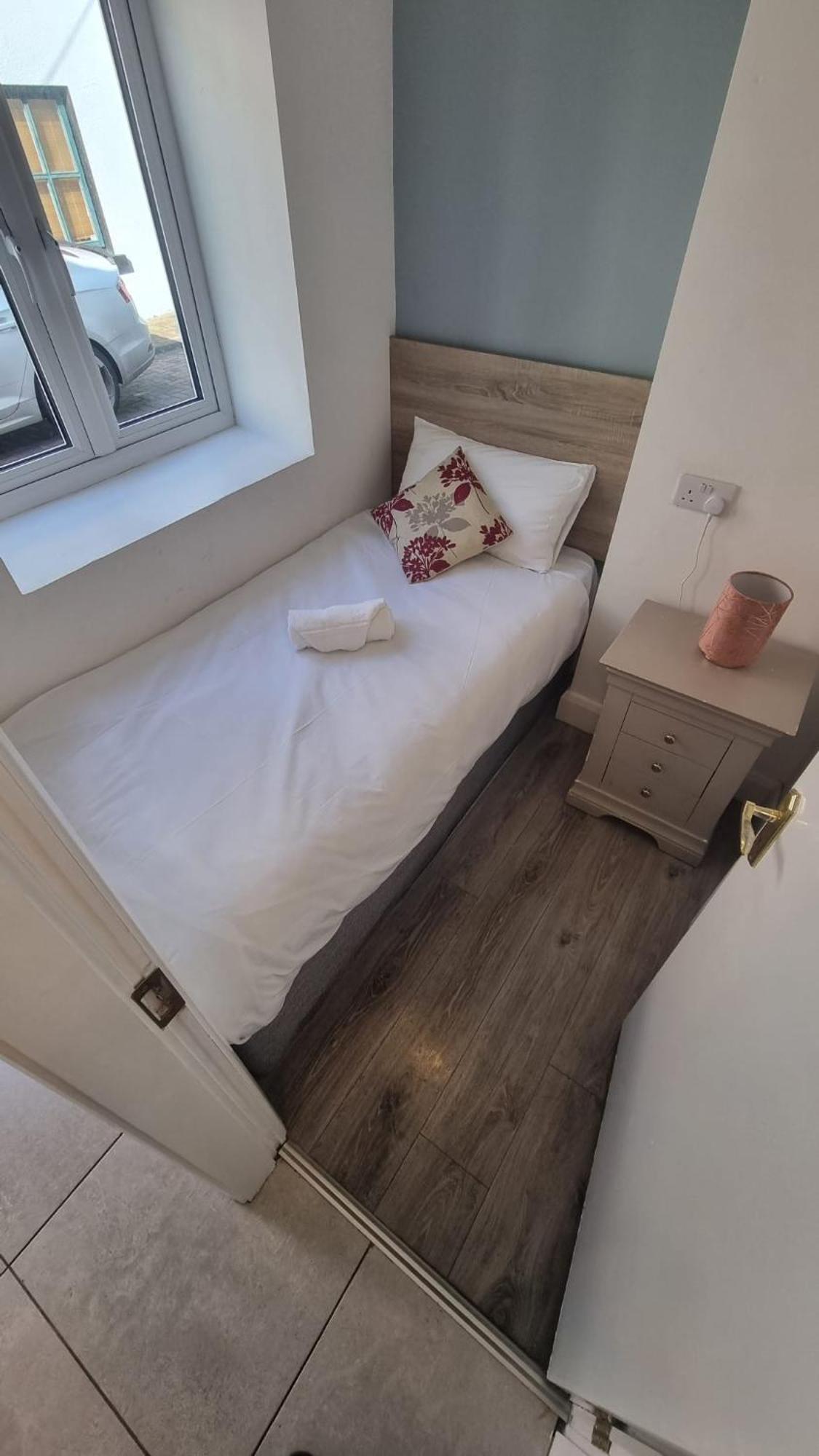 Eyre Square Lane Budget Rooms กัลเวย์ ภายนอก รูปภาพ
