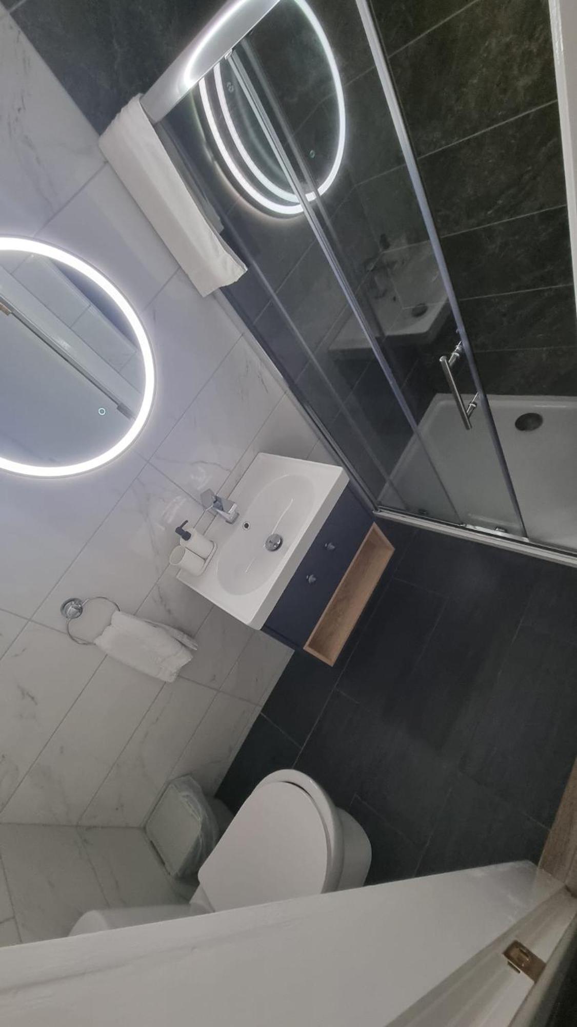 Eyre Square Lane Budget Rooms กัลเวย์ ภายนอก รูปภาพ