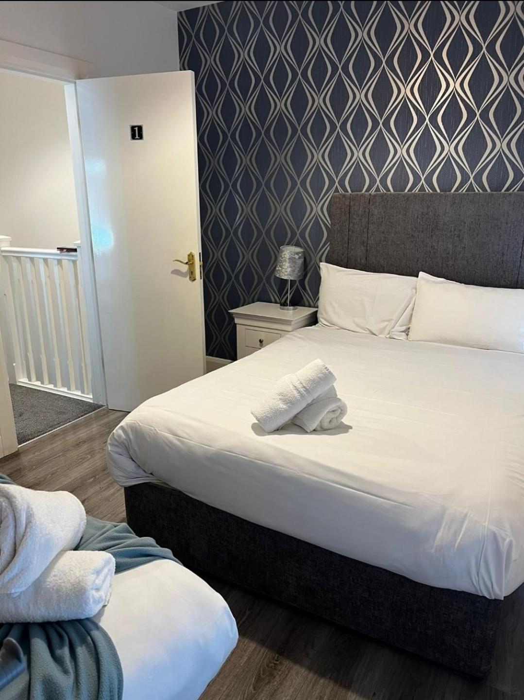 Eyre Square Lane Budget Rooms กัลเวย์ ภายนอก รูปภาพ