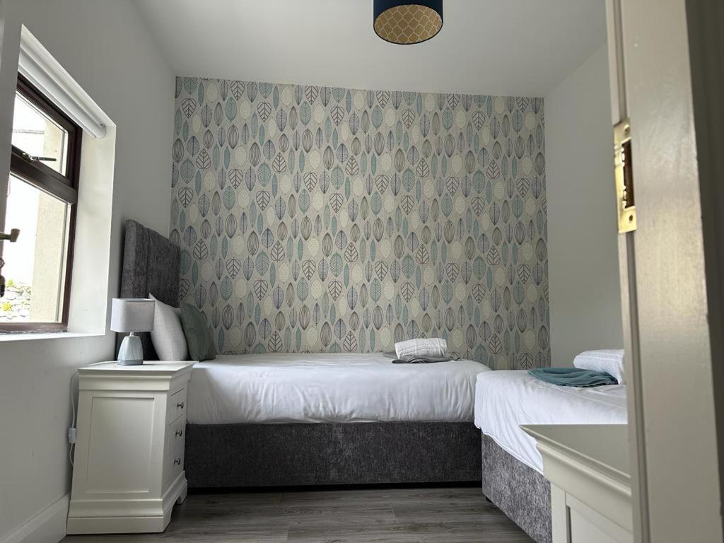 Eyre Square Lane Budget Rooms กัลเวย์ ภายนอก รูปภาพ